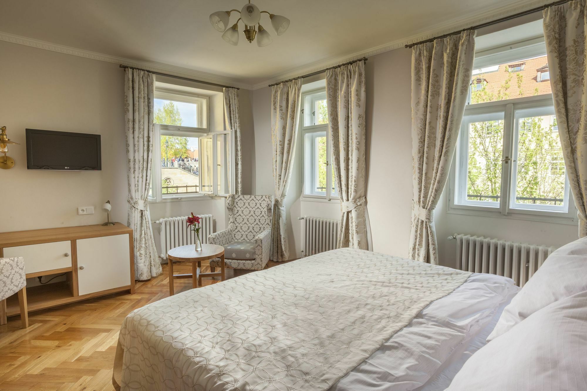 At The Golden Scissors 4* Prag