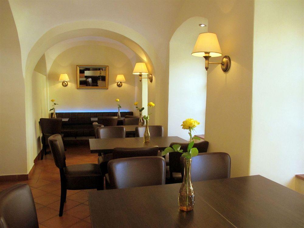 Hotell At The Golden Scissors Prag