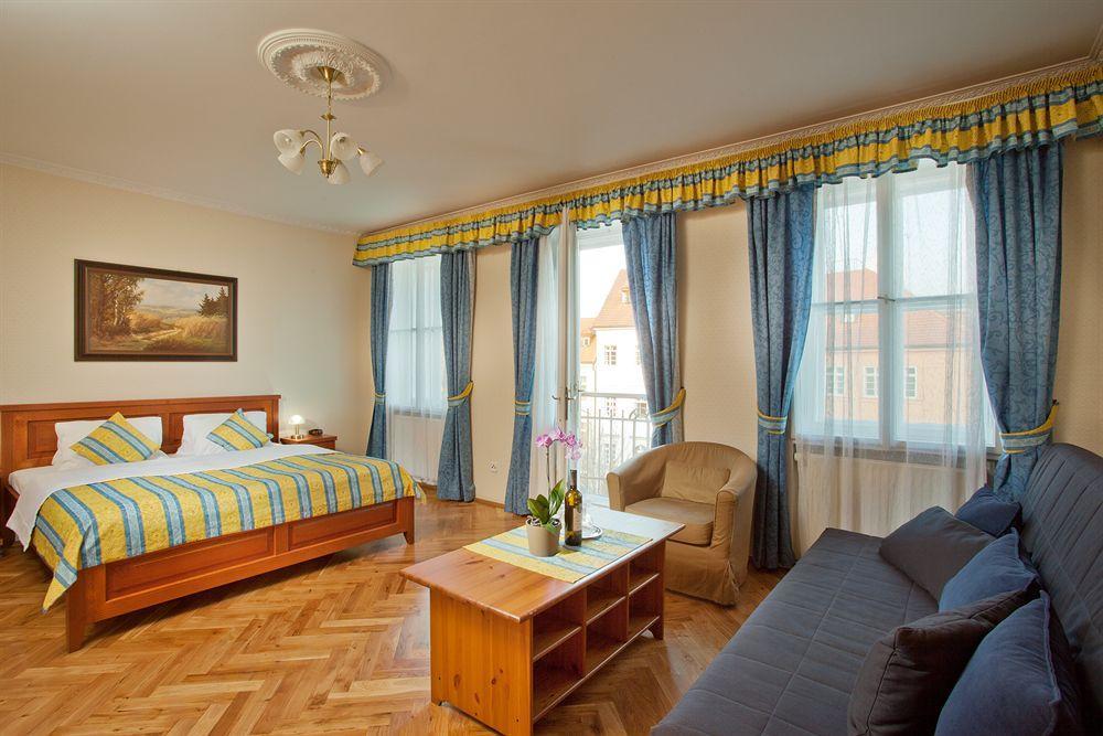 At The Golden Scissors Hotell