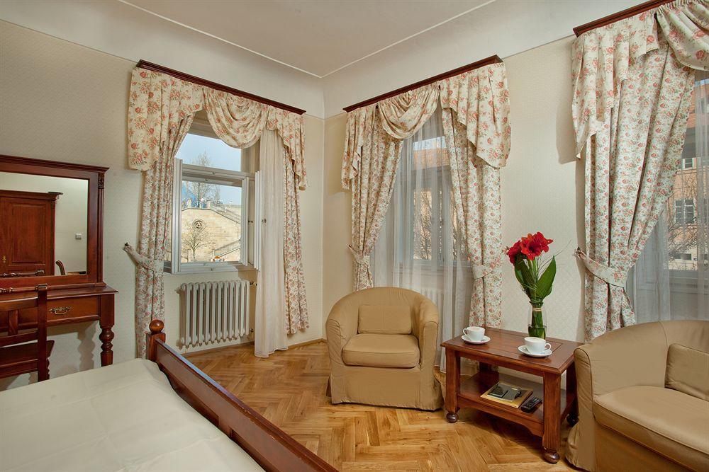 At The Golden Scissors Hotell Prag