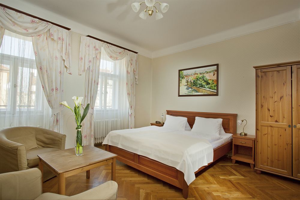 Hotell At The Golden Scissors Prag