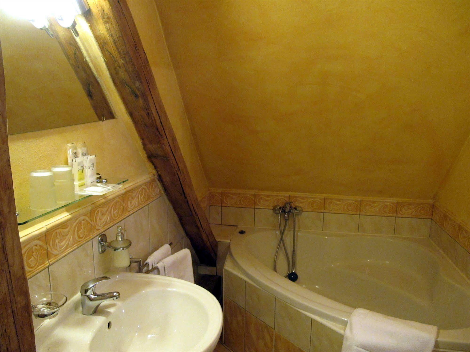 At The Golden Scissors Hotell 4*