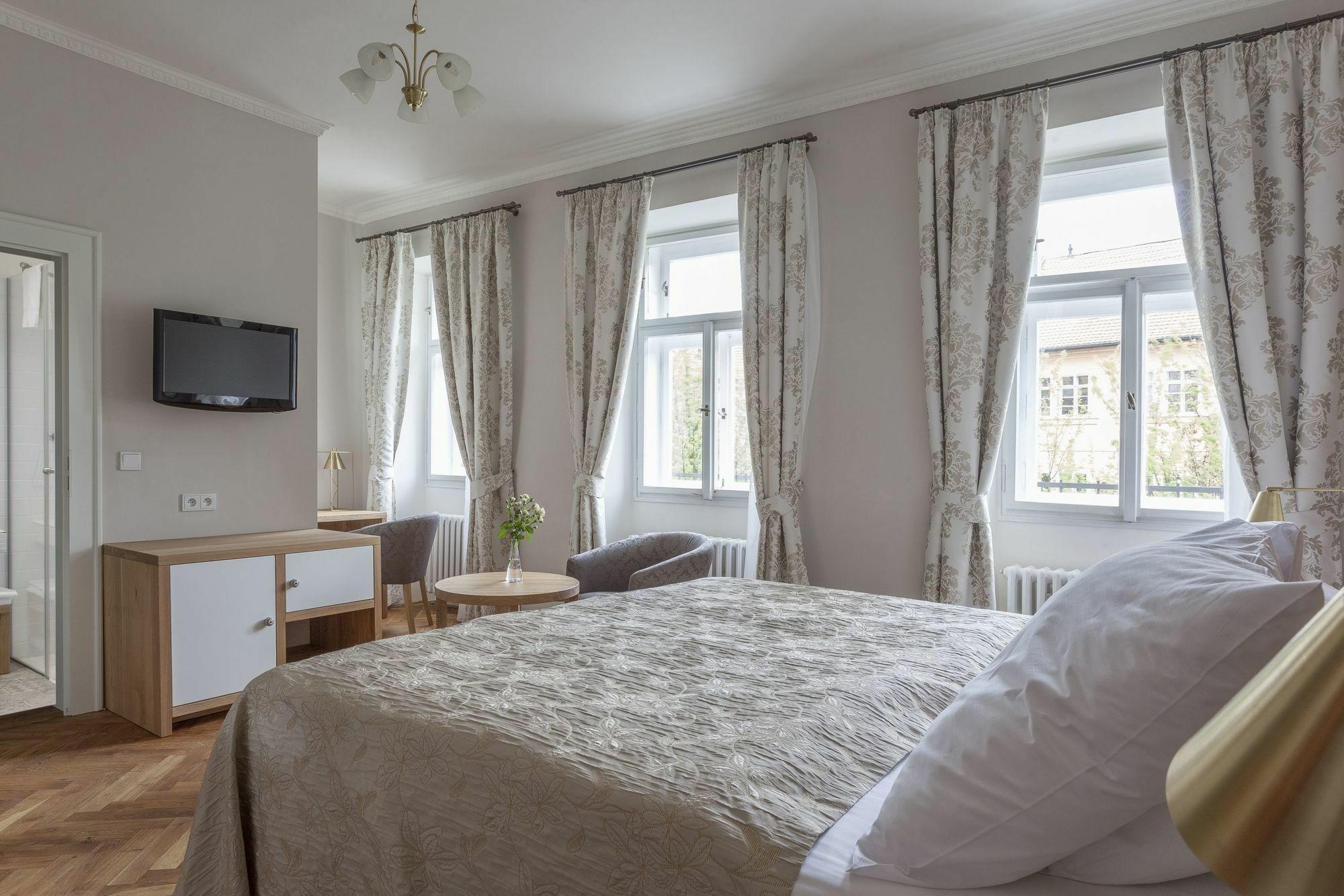 Hotell At The Golden Scissors