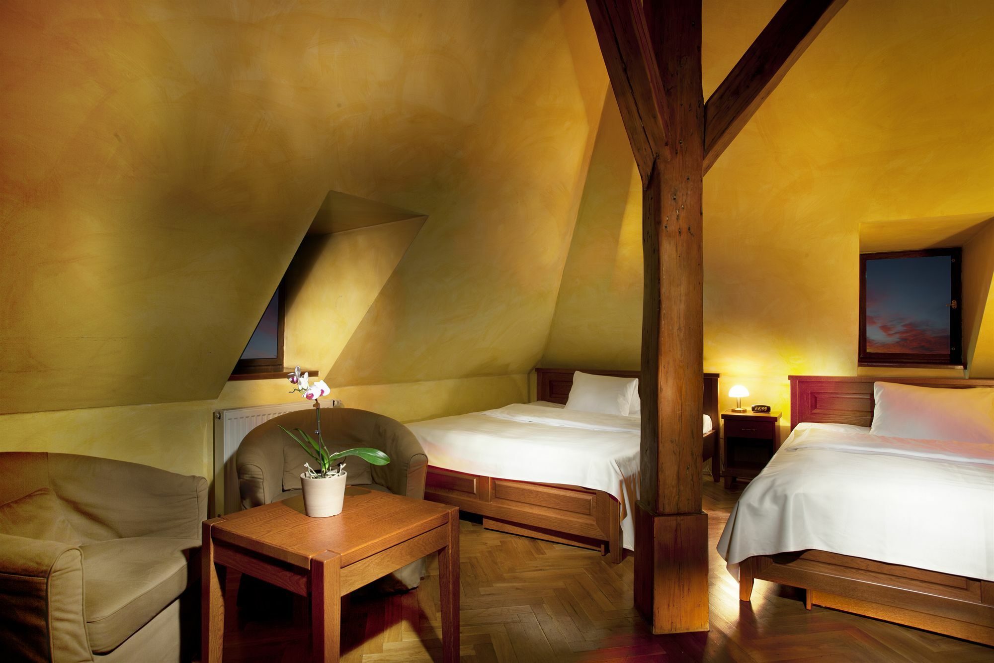At The Golden Scissors Hotell