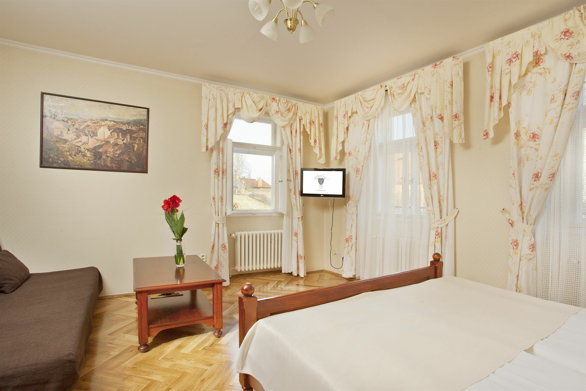 At The Golden Scissors Hotell 4*