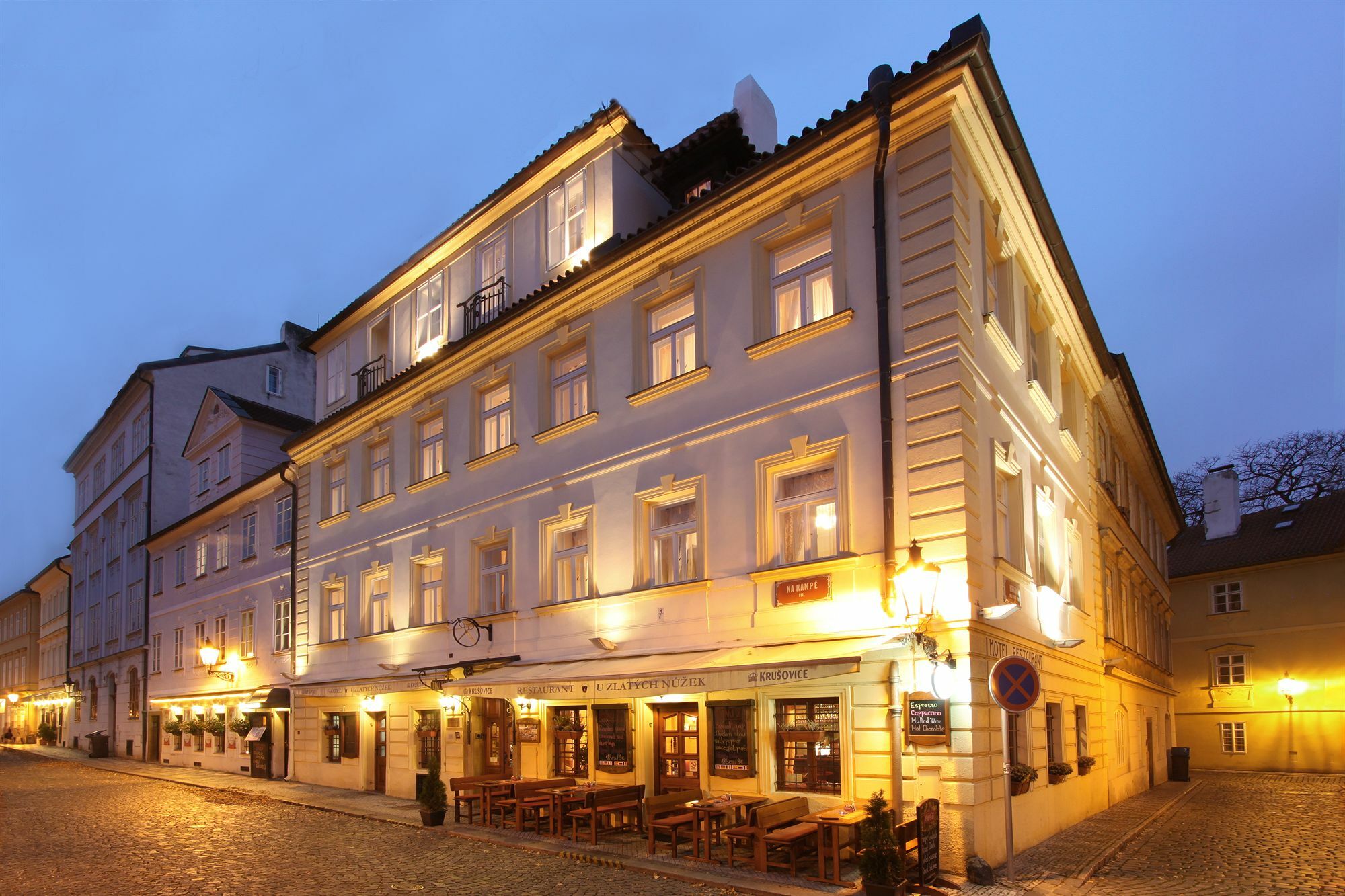 At The Golden Scissors Hotell Prag