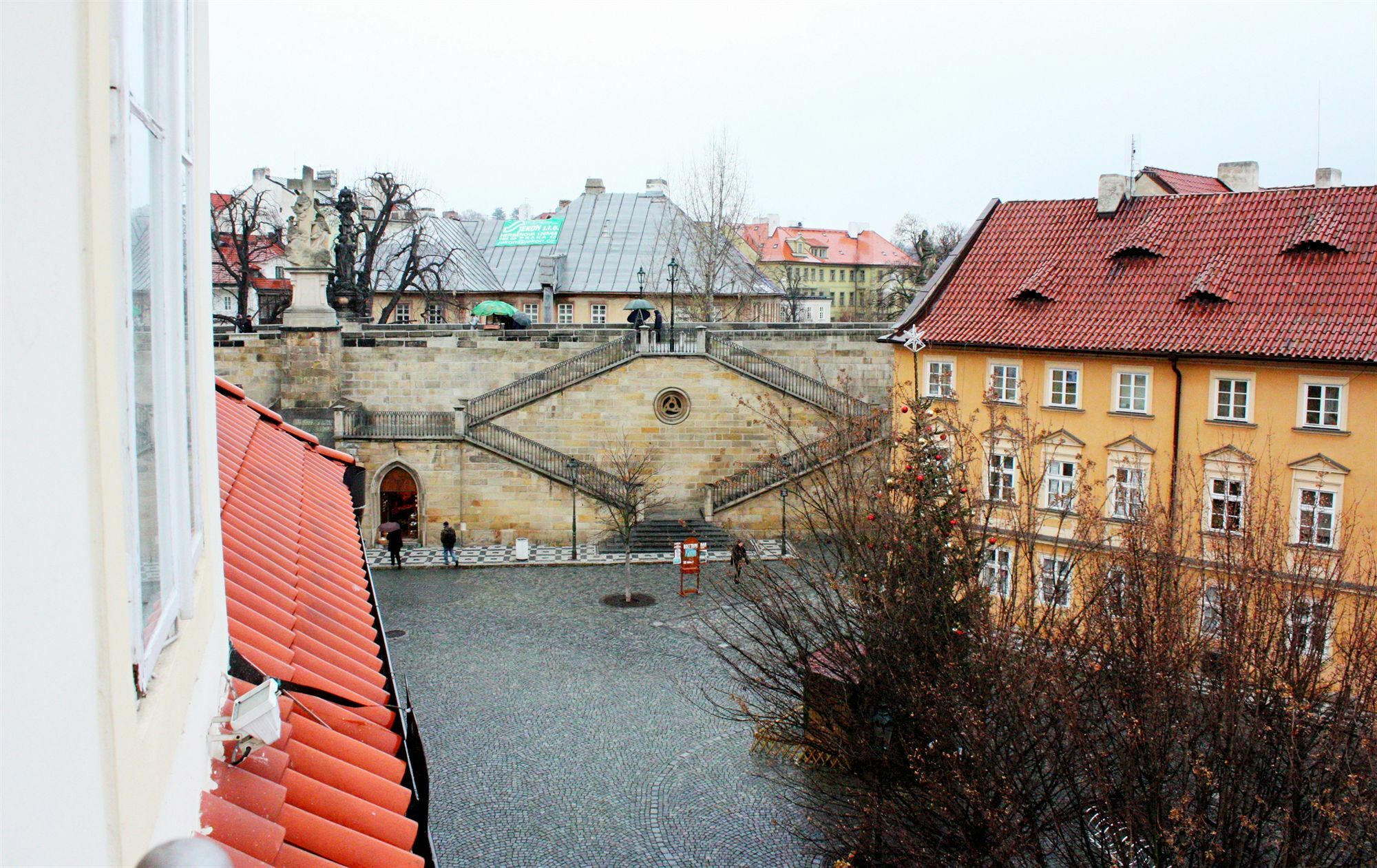 At The Golden Scissors Hotell Prag